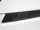 パワーバックドア(挟み込み防止機能・停止位置メモリー機能付)が装着されています。両側のリアクォーターパネル内にスイッチが設置され、車両の横に立った状態で開閉操作が可能となっています。