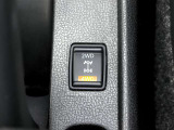 スイッチ操作で2WD&larr;&rarr;4WDを選択でき、後輪を一時的にモーターで駆動する電動式4WD!