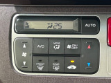 【オートエアコン】一度お好みの温度に設定すれば、車内の温度を検知し風量や温度を自動で調整。暑い&hellip;寒い&hellip;と何度もスイッチ操作をする必要はありません。快適な車内空間には必須の機能ですね♪