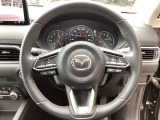 ハンドルは本革巻きで取り回しもしやすいので、毎日の運転にストレスなしで走っていただけます。また、追従機能が搭載されておりますので、遠出にも大活躍のオクルマです。