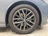 【BMWアロイホイル】軽量かつ強度に拘ったアロイホイル。走行性能ポテンシャルを引き出す設計。車の足元を引き締めてくれる大きなポイントはアロイホイルです。