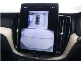 画面分割表示にも対応した360&deg;ビューカメラを搭載。狭い場所での取り回しも安心です。画面を分割することで、俯瞰画像と同時に車両前方または後方の180&deg;広角映像を表示することができます。