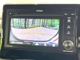 【バックカメラ】駐車時に後方がリアルタイム映像で確認できます。大型商業施設や立体駐車場での駐車時や、夜間のバック時に大活躍!運転スキルに関わらず、今や必須となった装備のひとつです!