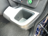 運転席右側の手の届きやすい位置にもドリンクホルダーがあります。