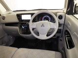 運転席まわりです。 各操作スイッチは使いやすい位置に配置されてます。
