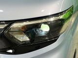 【LEDヘッドライト】悪天候や夜間走行時も良好な視界を確保し安心して運転できる高輝度LEDヘッドライトを装備!点灯速度が早く、消費電力も抑えられています。