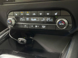 【オートエアコン】一度お好みの温度に設定すれば、車内の温度を検知し風量や温度を自動で調整。暑い&hellip;寒い&hellip;と何度もスイッチ操作をする必要はありません。快適な車内空間には必須の機能ですね♪