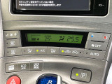 【オートエアコン】一度お好みの温度に設定すれば、車内の温度を検知し風量や温度を自動で調整。暑い&hellip;寒い&hellip;と何度もスイッチ操作をする必要はありません。快適な車内空間には必須の機能ですね♪