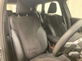 【コックピットシート】BMW車の主役席。車体中央にくる様に配置し車両重心とが一致する事でドライバーと車との一体感あるドライビングを実現。人間工学に基づき形成した形状が長時間のドライブ疲労も軽減します!