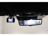 【デジタルインナーミラー】車両後方カメラの映像を映します。ヘッドレストや荷物などで視界を遮らずに後方を確認することができます。切替レバーを操作して通常のミラーモードに変更ができます。