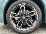 【BMWアロイホイル】軽量かつ強度に拘ったアロイホイル。走行性能ポテンシャルを引き出す設計。車の足元を引き締めてくれる大きなポイントはアロイホイルです。