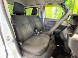 運転席まわりには十分なスペースがあり、大柄な方でもゆったり運転していただける環境です。