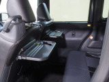 後席には折り畳み式のテーブルがあります。車内での軽食のときに便利ですね。