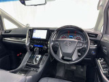 運転席まわりです。 各操作スイッチは使いやすい位置に配置されてます。
