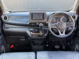 運転席周りになります。内装色はブラック系です。