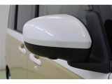 バイカラーでお洒落なサイドミラーです。電動格納ミラーなので、運転席からのボタン操作で格納できます。ミラーを閉じて入る立体駐車場などでは、有ると便利な機能です。