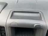 小物が置けたり、カードが挟めたり・・何かと便利です。