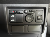 【左側パワースライドドア】左側が電動スライドドアになっております。狭い駐車場でのお子様の乗り降りなどの時に安心です!
