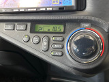 【オートエアコン】一度お好みの温度に設定すれば、車内の温度を検知し風量や温度を自動で調整。暑い&hellip;寒い&hellip;と何度もスイッチ操作をする必要はありません。快適な車内空間には必須の機能ですね♪