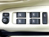 【電動格納ミラー】サイドミラーは電動格納式となっており、狭い駐車場でもキズがつくリスクを抑えられます。