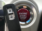 【Hondaスマートキー】カバンやポケットに入れたままでもドアの施錠・解錠が可能なスマートキーを装備。エンジンのオン・オフ時もカギを取り出す必要が無いからとっても便利です♪