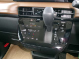 操作しやすいシフトレバーとタッチ式エアコンパネルで運転も楽々です。