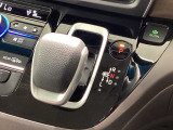 インパネシフトを採用しているので、前席の足元も広々としています。運転席と助手席の行き来もスムーズです!