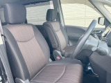 運転席まわりには十分なスペースがあり、大柄な方でもゆったり運転していただける環境です。