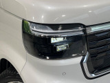 【LEDヘッドライト】悪天候や夜間走行時も良好な視界を確保し安心して運転できる高輝度LEDヘッドライトを装備!点灯速度が早く、消費電力も抑えられています。