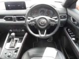 【運転席インテリアデザイン】左右対称のインテリアデザインでドライバーを包み込み運転に集中できるように設計されています。