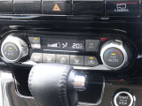 オートディアルエアコンです。後席にもエアコン完備で後席も快適ですね(*'&omega;'*)