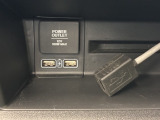 助手席前に接続用と充電用のUSBジャックがあります。