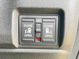 押すだけで、運転席から降りずにスライドドアを電動で開閉できます。