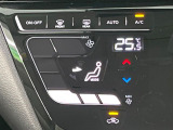【オートエアコン】一度お好みの温度に設定すれば、車内の温度を検知し風量や温度を自動で調整。暑い&hellip;寒い&hellip;と何度もスイッチ操作をする必要はありません。快適な車内空間には必須の機能ですね♪