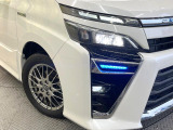 【LEDヘッドライト】悪天候や夜間走行時も良好な視界を確保し安心して運転できる高輝度LEDヘッドライトを装備!点灯速度が早く、消費電力も抑えられています。
