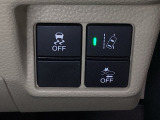 Hondaセンシング用の、VSA(ABS+TCS+横滑り抑制)解除と路外逸脱抑制機能のオンオフスイッチなどはハンドルの右側に装備しています。