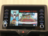 【全周囲モニター】 上から見下ろしたような映像が、運転の不安を軽くします。