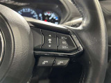 【ステアリングスイッチ】運転中に視線を前に向けたまま画面の操作できます。