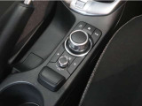 ナビ操作が手元で行えるため視線の移動が少なく安全な運転につながります。