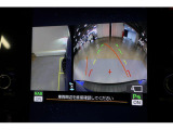 バックカメラとサイドビューカメラの映像です。バックにするとモニター画面が写真のようになり後方と左前の状況が分かるようになります。死角になる場所が映像で確認できるので安心です。