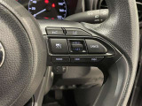【ステアリングスイッチ】運転中に視線を前に向けたまま画面の操作できます。
