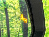 【ブラインドスポットモニター】走行中、ドアミラーの死角になりやすい箇所に後続車が接近するとサイドミラーのレンズに警告を表示!ドライバーに注意喚起をしてくれます。