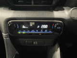【オートエアコン】一度お好みの温度に設定すれば、車内の温度を検知し風量や温度を自動で調整。暑い&hellip;寒い&hellip;と何度もスイッチ操作をする必要はありません。快適な車内空間には必須の機能ですね♪