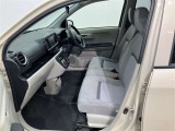 【運転席・助手席シート】いたみ、汚れなどは少なく、全体的に良好な状態です。