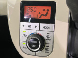 【オートエアコン】一度お好みの温度に設定すれば、車内の温度を検知し風量や温度を自動で調整。暑い&hellip;寒い&hellip;と何度もスイッチ操作をする必要はありません。快適な車内空間には必須の機能ですね♪