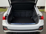 開口部が低く設定されているので、荷物の積み下ろしがスムーズに行えます。更に分割可倒式リアシートの採用でシートのバックレストを倒すと、大きく長い荷物も積み込めます。