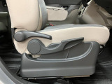 運転席はシートリフター付きで運転しやすいポジションを設定できます♪