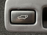 【パワーバックドア】スマートキーや運転席のボタンを押すだけでリアゲートが自動で開閉します!荷物を持っている時や、高い位置にあるバックドアを閉める際に便利な機能です♪