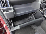 後退時に車両の後ろ側をモニター画面に表示します。車庫入れなどでバックする際に後方確認ができて便利です。車庫入れが苦手な人もこれで安心。