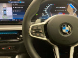 【ハンドル】ドライバーとBMW車の一体感がダイレクトに伝わるステアリングホイール。形状・太さへの拘りに加えて、操作性を高める為にスイッチ類も配置。クイックかつ安定のドライビングを体感下さい!